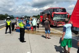 Sejumlah kendaraan terlibat kecelakaan beruntun di tol