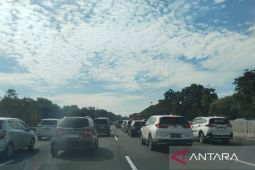 Arus kendaraan tol Jakarta-Cikampek padat hingga diterapkan contraflow