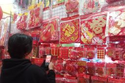 Aksesoris Tahun Baru Imlek 2576 Kongzili di Belitung laris terjual