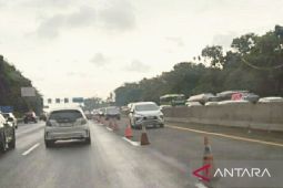 Petugas ubah titik rekayasa lalu lintas contraflow di jalan Tol Jakarta-Cikampek