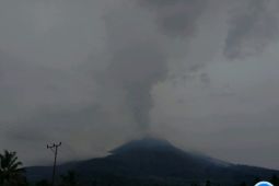 Gunung Lewotobi naik Level IV setelah 987 gempa hembusan