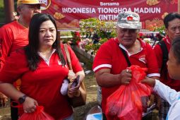 Komunitas orang Tionghoa Madiun menggelar bakti sosial jelang Imlek