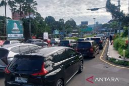 Antrean kendaraan 2,5 km di Jalur Puncak karena rekayasa ganjil-genap