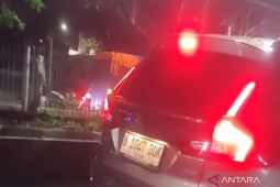 Gegara maksa melawan arus , sebuah mobil dirusak massa