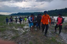 Tim SAR evakuasi dua orang  hanyut di Sungai Wampu Langkat