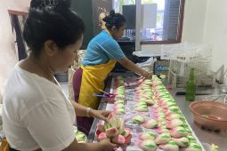 UMKM rumahan di Bali produksi kue teratai Imlek 40 Kg