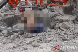 Disdamkar Bekasi evakuasi pekerja tertimpa beton