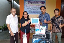 PT Timah serahkan alkes bantu yayasan di Kundur tingkatkan kualitas kesehatan lansia
