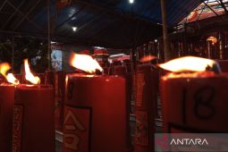 Vihara Dewi Welas Asih Cirebon nenghadirkan tradisi lilin di malam Imlek