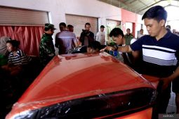 Bupati Gorontalo menyerahkan bantuan bagi pengungsi banjir