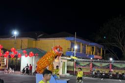 Masyarakat saksikan pertunjukan barongsai di Kelenteng Hok Tek Che Tanjungpandan