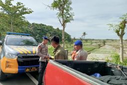 Seorang warga yang hilang terseret arus sungai di Garut masih dicari