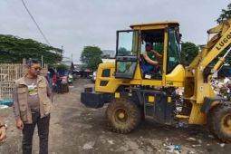 Pemkab Subang mengangkut sampah meluber di TPS Pujasera setelah ada aduan warga
