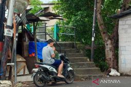 Warga bongkar jembatan Cipinang Muara, Jatinegara usai ditutup polisi akibat tawuran