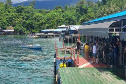 Warga  padati pantai di Ternate selama libur panjang