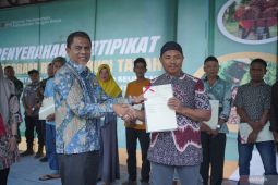 BPN Nagan Raya serahkan 207 sertifikat redistribusi tanah untuk petani sawit