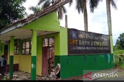 Atap empat ruang kelas SMPN 2 Cikeusal Serang ambruk