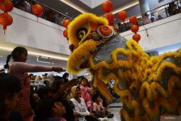Pertunjukan barongsai dan liong di pusat perbelanjaan