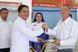 Seorang warga binaan Rutan Kelas I Medan terima remisi Imlek 2025