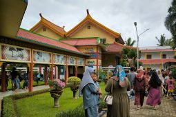 Pengunjung habiskan libur Imlek di Vihara Avalokitecwara Banten