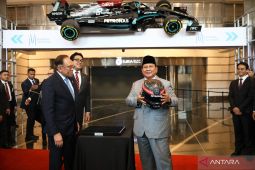 Presiden Prabowo dan PM Anwar kompak tertawa karena kelakar minta mobil F1