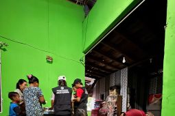 Polisi mengawal distribusi logistik korban banjir di perbatasan Kalbar