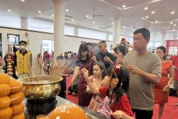 Ribuan warga Tionghoa padati Vihara Maitreya Batam