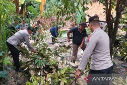 Polisi evakuasi rumah warga terdampak longsor  di Samarinda