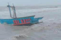 Seorang nelayan Karawang tewas akibat perahu dihantam ombak