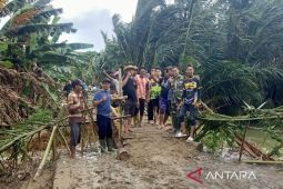 TNI dan warga bangun jembatan darurat akibat tanggul jebol di HST