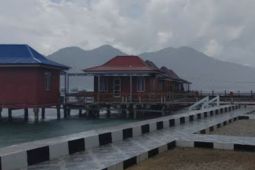 Fasilitas cottage  di Pantai Maitara dipenuhi pengunjung