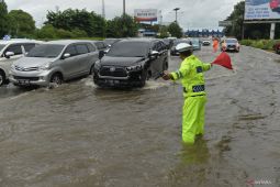 Pengalihan arus lalu lintas menuju Bandara Soetta akibat banjir masih diberlakukan