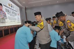 Polisi Blitar santuni yatim piatu saat peringatan Isra Mi'raj