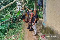 Petugas evakuasi pohon tumbang yang timpa rumah warga di Kampung Sukarame