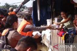 Polisi Bengkayang Kalbar bantu evakuasi korban banjir