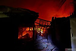 Disdamkar kerahkan 12 mobil pemadam untuk atasi kebakaran 3 pabrik tekstil Bandung