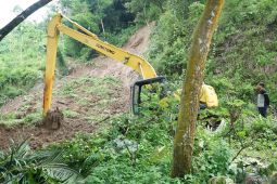 Petugas lanjutkan penanganan longsor di jalur wisata Ranu Gumbolo