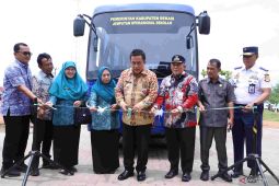 Pelajar di wilayah Muaragembong Bekasi difasilitasi bus antar jemput