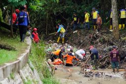 Cegah banjir, BPBD Kota Madiun bersihkan sampah di aliran sungai