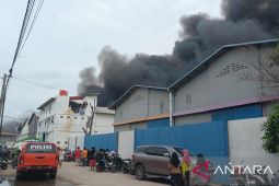 8 unit mobil Damkar diterjunkan atasi kebakaran gudang mainan di Tangerang
