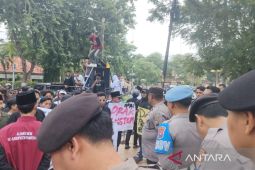Aliansi BEM Pamekasan dampingi PKL sampaikan aspirasi ke DPRD
