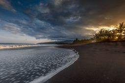 Pesona Pantai Bambang Lumajang dengan batu hitam yang eksotis