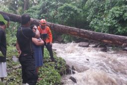 Tim SAR cari seorang warga Desa Panamboang yang terseret arus kali