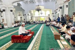 WNA Australia memeluk Islam di Masjid Raya Baiturrahman disaksikan Pj Gubernur Banda Aceh