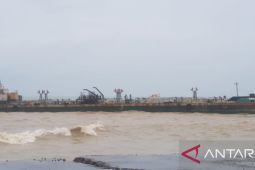 Tim gabungan evakuasi ABK kapal tanker terdampar di Perairan Pasean