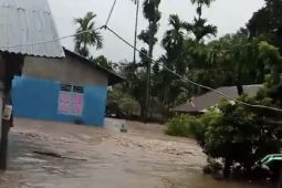 Seorang korban terseret banjir di Kupang meninggal dunia dan satu masih dicari