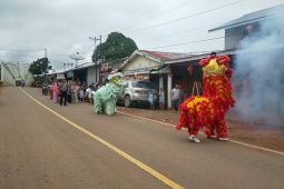 Polisi pastikan keamanan lalu lintas saat atraksi barongsai keliling