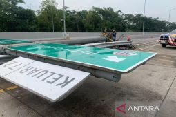 Bus milik Brimob berisi puluhan pelajar SMA kecelakaan tunggal di exit  Tol Purwodadi Pasuruan