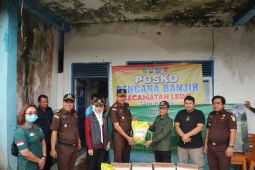 DPRD Bengkayang menyalurkan bantuan banjir ke warga perbatasan
