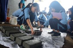 SMP Labschool Unesa 3 tanamkan pendidikan karakter lewat KTS